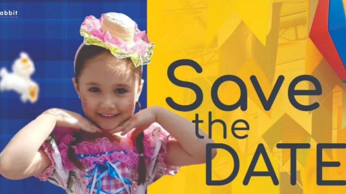 Aluna da Escola Jeitinho de Criança vestida de caipira sorrindo na arte Save the Date do Arraiá