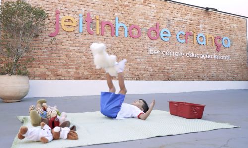 Brincadeira arremesso com os pés