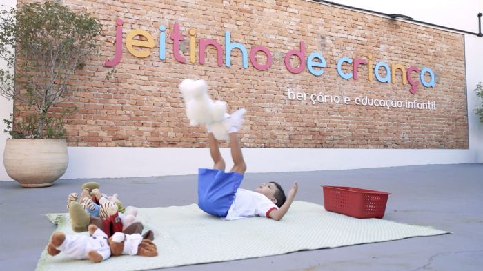 Brincadeira arremesso com os pés