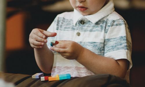Brincadeiras em casa para crianças de 2 a 3 anos