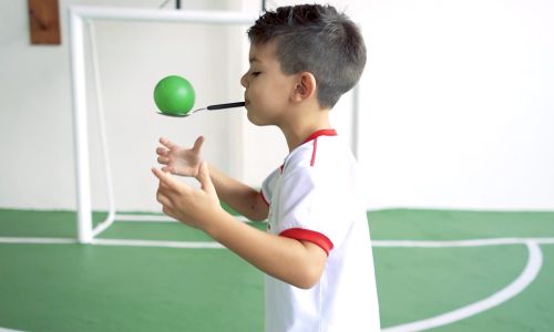 Brincadeira: Equilibrando a bolinha