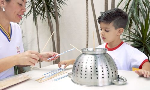 Brincar com Escorredor de Macarrão