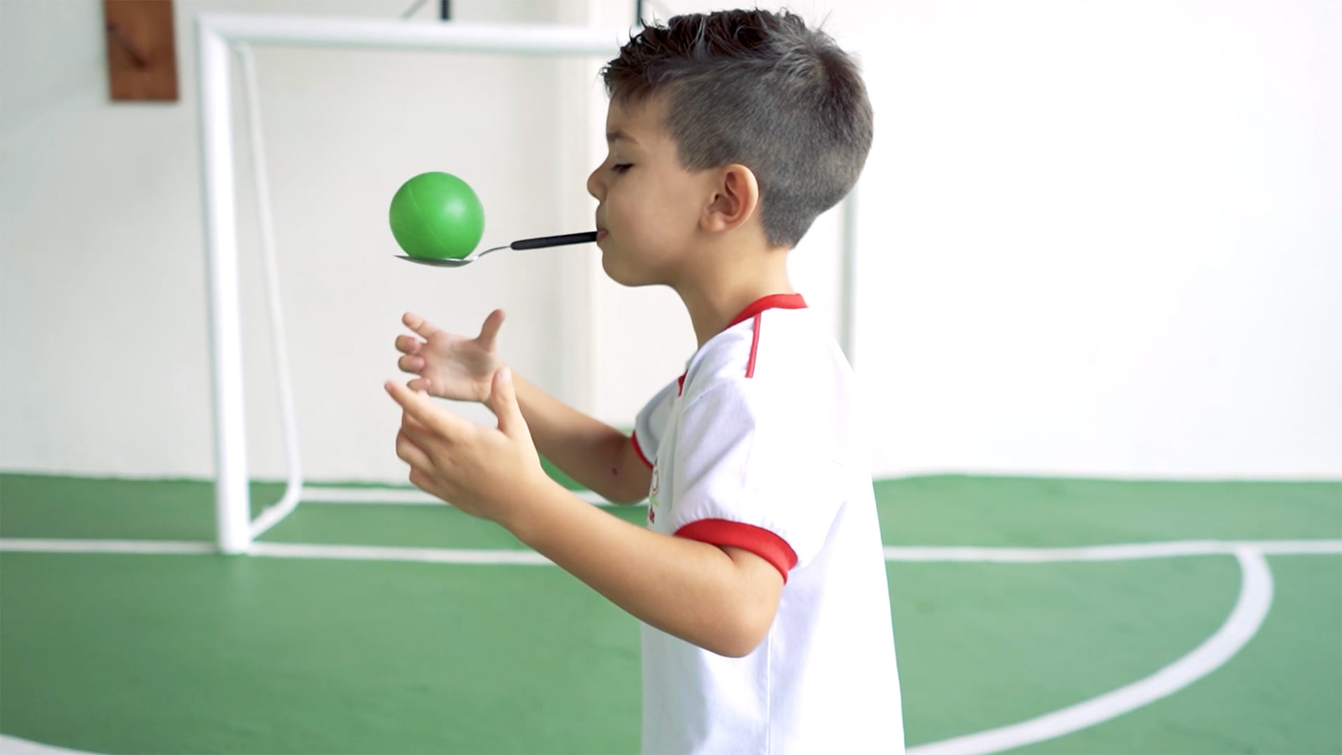 BRINCANDO COM BOLA NO BERÇÁRIO E NA ED. INFANTIL A bola é um materia…   Brincadeiras educação infantil, Educação infantil, Alimentação saudável  educação infantil